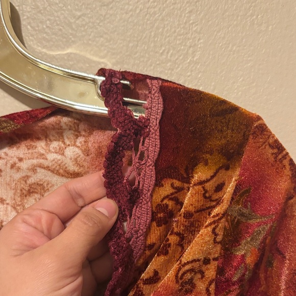 Chic Women's Red and Gold Blouse - Picture 7 of 9